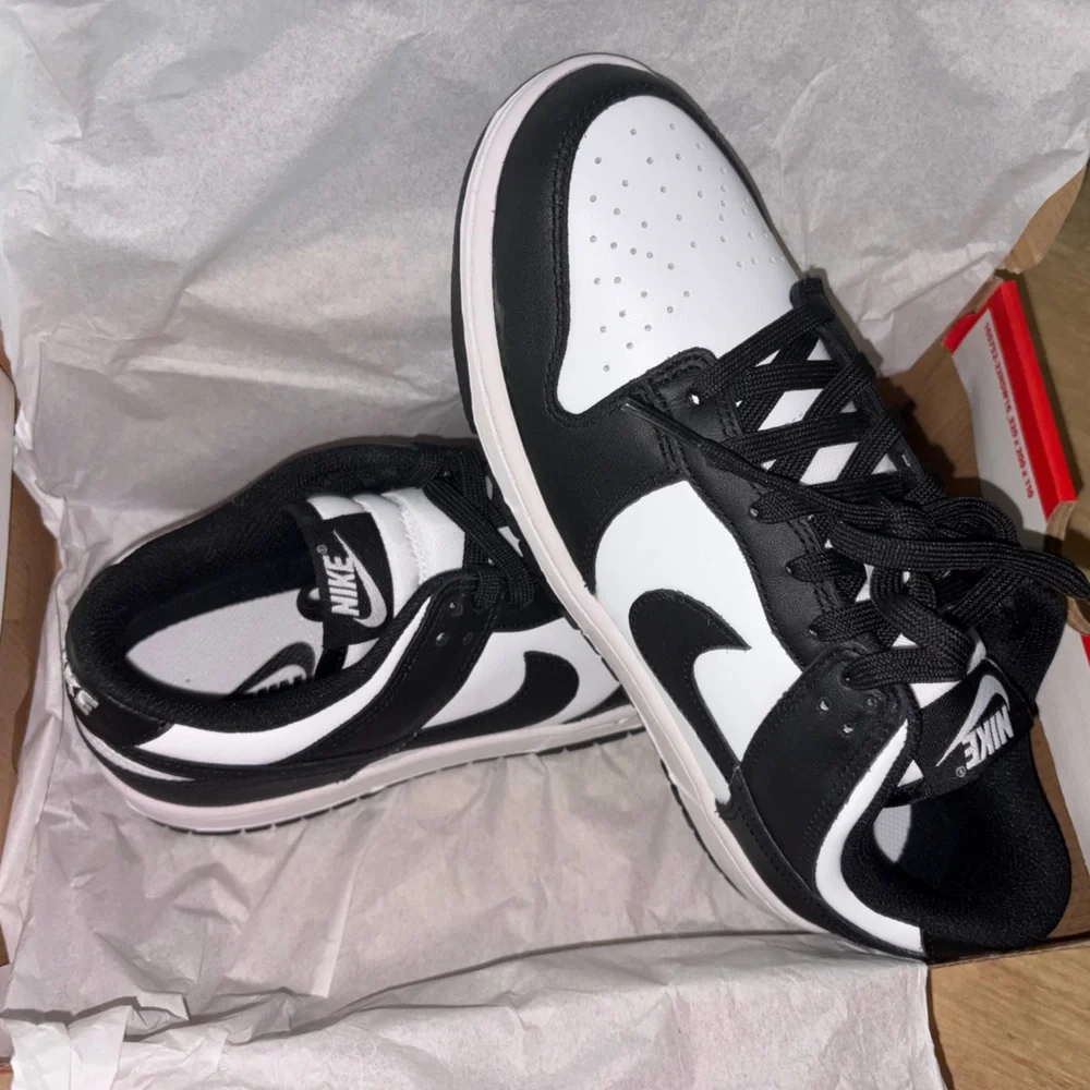 Nike Panda Dunks Size 9W 7.5M